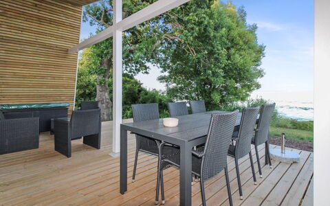 Sasser - 10M from the Sea: Bleu, Arbuste, Chalet, Couverture De Sol, Jardin, Biens, Ombre, Aménagement Paysager, Ferme, Eco Hôtel