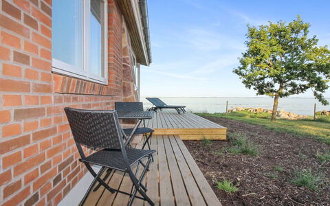 Sasser - 10M from the Sea: Bleu, Arbuste, Chalet, Couverture De Sol, Jardin, Biens, Ombre, Aménagement Paysager, Ferme, Eco Hôtel