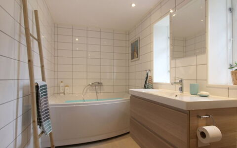 Harre - 300M from the Sea: Salle De Bains, Sol, Design Intérieur, Luminaire Plomberie, Sol, Baignoire, Lavabo, Robinet, Évier, Plomberie