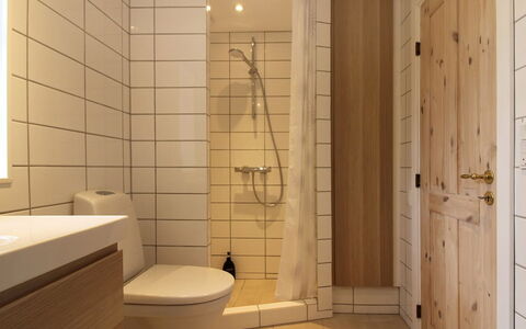 Harre - 300M from the Sea: Sol, Sol, Mur, Design Intérieur, Bois, Luminaire Plomberie, Lavabo, Salle De Bains, Siège De Toilette, Pièce