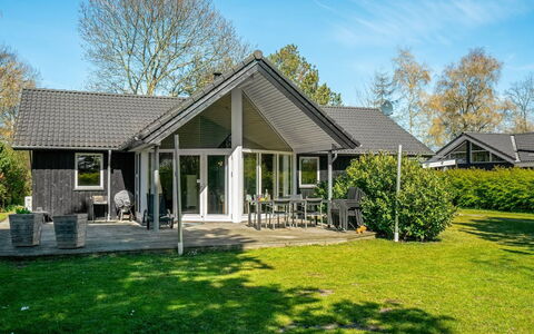 Maira - 150M from the Sea: Maison, Domicile, Toit, Chalet, Biens, Siding, Jardin, Ombre, Pelouse, Allée