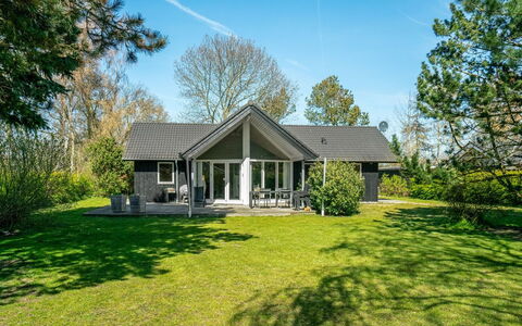 Maira - 150M from the Sea: Domicile, Chalet, Pelouse, Biens, Jardin, Allée, Aménagement Paysager, Ferme, Ombre, Siding