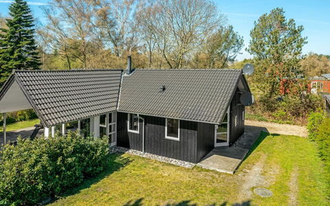 Maira - 150M from the Sea: Herbe, Arbuste, Maison, Jardin, Domicile, Chalet, Lot Terre, Pelouse, Couverture De Sol
