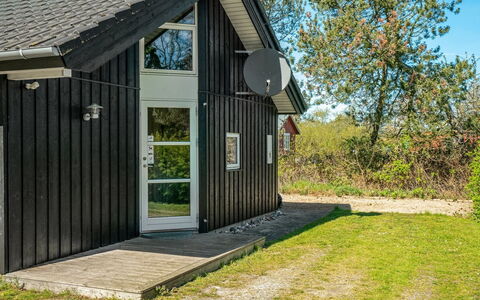 Maira - 150M from the Sea: Herbe, Arbuste, Maison, Jardin, Domicile, Chalet, Lot Terre, Pelouse, Couverture De Sol