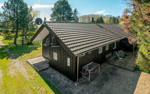 Maira - 150M from the Sea: Herbe, Arbuste, Maison, Jardin, Domicile, Chalet, Lot Terre, Pelouse, Couverture De Sol