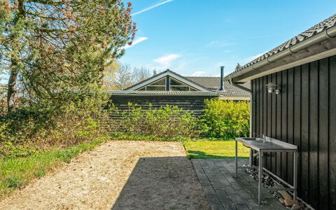 Maira - 150M from the Sea: Herbe, Arbuste, Maison, Jardin, Domicile, Chalet, Lot Terre, Pelouse, Couverture De Sol