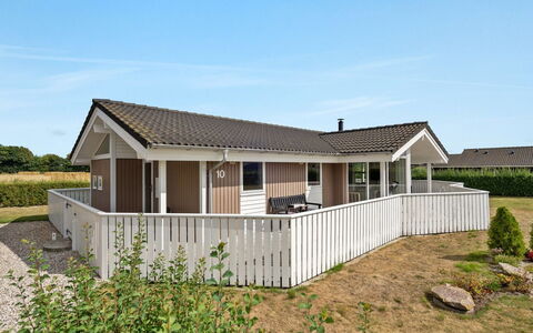 Stefanka - 600M from the Sea: Toit, Maison, Domicile, Chalet, Porte, Siding, Plate-Forme, Porche, Planche, Dur