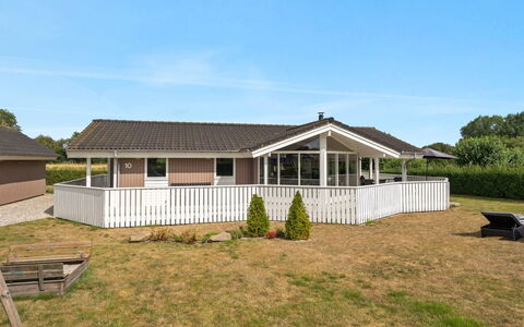 Stefanka - 600M from the Sea: Toit, Maison, Domicile, Chalet, Porte, Siding, Plate-Forme, Porche, Planche, Dur