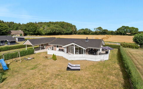Stefanka - 600M from the Sea: Toit, Maison, Domicile, Chalet, Porte, Siding, Plate-Forme, Porche, Planche, Dur