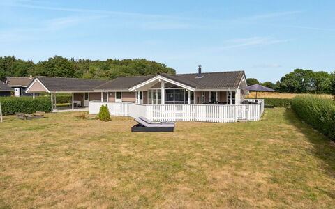 Stefanka - 600M from the Sea: Toit, Maison, Domicile, Chalet, Porte, Siding, Plate-Forme, Porche, Planche, Dur