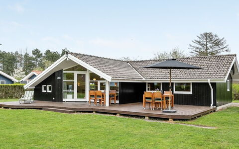Tore - 200M from the Sea: Toit, Maison, Domicile, Chalet, Siding, Biens, Allée, Batiments Jardin, Cour, Cabanon