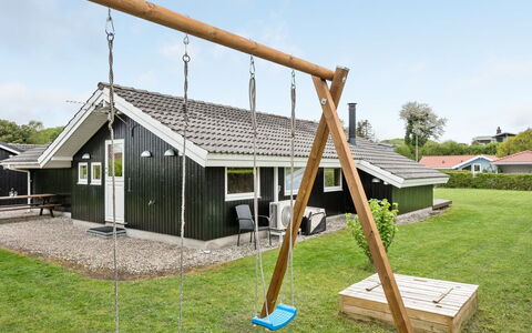 Tore - 200M from the Sea: Toit, Maison, Domicile, Chalet, Siding, Biens, Allée, Batiments Jardin, Cour, Cabanon