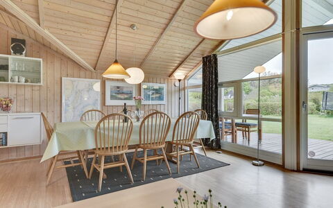 Tore - 200M from the Sea: Toit, Maison, Domicile, Chalet, Siding, Biens, Allée, Batiments Jardin, Cour, Cabanon