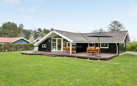 Tore - 200M from the Sea: Toit, Maison, Domicile, Chalet, Siding, Biens, Allée, Batiments Jardin, Cour, Cabanon
