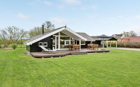 Tore - 200M from the Sea: Toit, Maison, Domicile, Chalet, Siding, Biens, Allée, Batiments Jardin, Cour, Cabanon