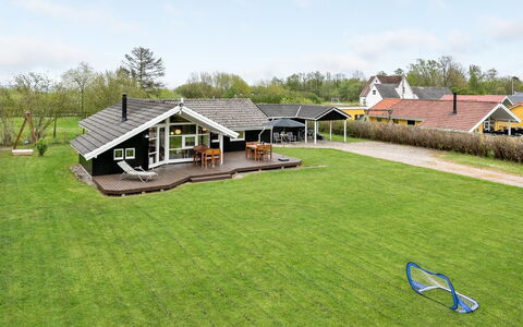 Tore - 200M from the Sea: Toit, Maison, Domicile, Chalet, Siding, Biens, Allée, Batiments Jardin, Cour, Cabanon