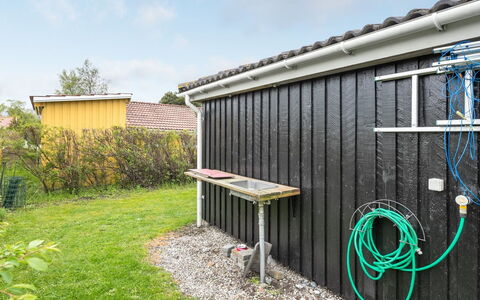 Tore - 200M from the Sea: Toit, Maison, Domicile, Chalet, Siding, Biens, Allée, Batiments Jardin, Cour, Cabanon