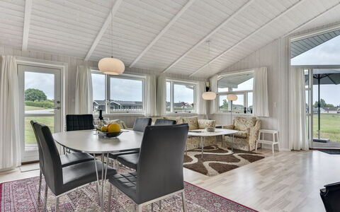 Sisko - 600M from the Sea: Plafond, Sol, Domicile, Luminaire, Conception, Parquet, Dur, Salon, Table Cuisine Et Salle A Manger, Villa