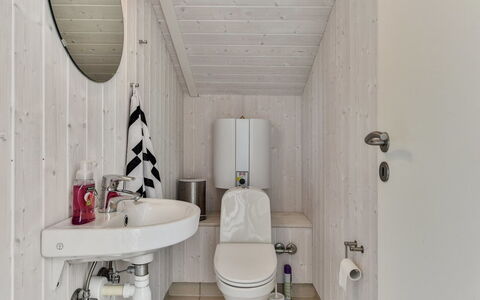 Sisko - 600M from the Sea: Luminaire Plomberie, Bois, Sol, Sol, Salle De Bains, Design Intérieur, Évier, Toilette, Plomberie, Siège De Toilette