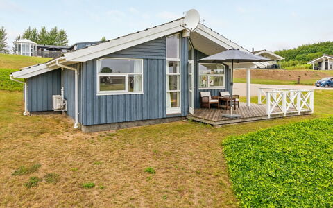 Sisko - 600M from the Sea: Maison, Chalet, Toit, Batiments Jardin, Ombre, Cabanon, Arrière-Cour, Mobilier De Jardin, Cour, Pelouse