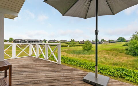 Sisko - 600M from the Sea: Maison, Chalet, Toit, Batiments Jardin, Ombre, Cabanon, Arrière-Cour, Mobilier De Jardin, Cour, Pelouse