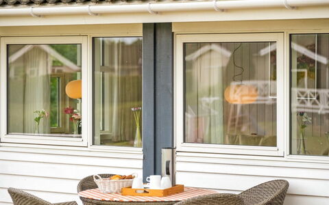Sisko - 600M from the Sea: Maison, Chalet, Toit, Batiments Jardin, Ombre, Cabanon, Arrière-Cour, Mobilier De Jardin, Cour, Pelouse