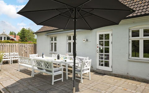 Gunhilda - 200M from the Sea: Toit, Maison, Domicile, Chalet, Porte, Siding, Plate-Forme, Porche, Planche, Dur