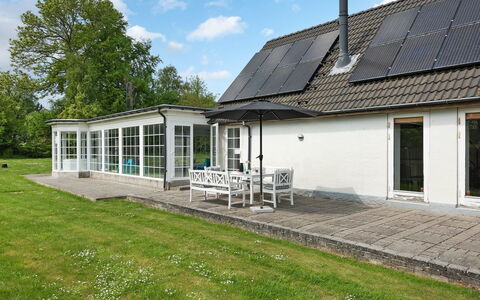Gunhilda - 200M from the Sea: Toit, Maison, Domicile, Chalet, Porte, Siding, Plate-Forme, Porche, Planche, Dur