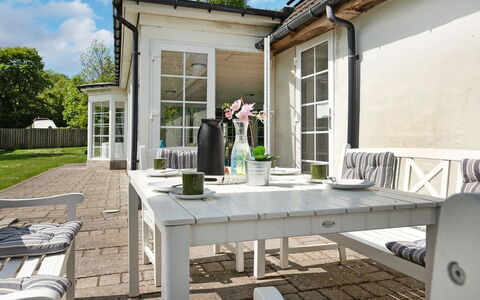 Gunhilda - 200M from the Sea: Toit, Maison, Domicile, Chalet, Porte, Siding, Plate-Forme, Porche, Planche, Dur