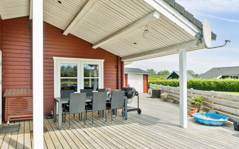 Anneli - 600M from the Sea: Toit, Maison, Domicile, Chalet, Porte, Siding, Plate-Forme, Porche, Planche, Dur