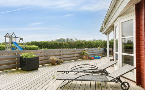 Anneli - 600M from the Sea: Toit, Maison, Domicile, Chalet, Porte, Siding, Plate-Forme, Porche, Planche, Dur