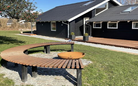 Flicka - 275M from the Sea: Chalet, Domicile, Maison, Toit, Porche, Biens, Siding, Batiments Jardin, Ferme, Cour