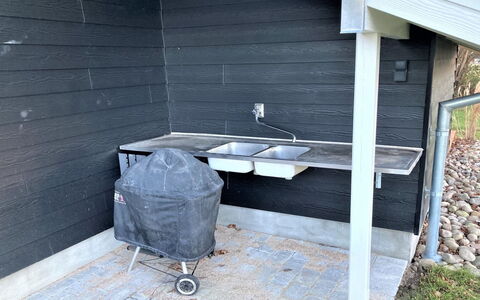 Flicka - 275M from the Sea: Chalet, Domicile, Maison, Toit, Porche, Biens, Siding, Batiments Jardin, Ferme, Cour