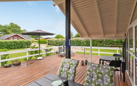 Flicka - 275M from the Sea: Chalet, Domicile, Maison, Toit, Porche, Biens, Siding, Batiments Jardin, Ferme, Cour