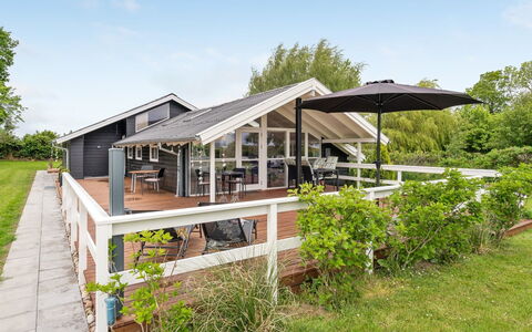 Flicka - 275M from the Sea: Chalet, Domicile, Maison, Toit, Porche, Biens, Siding, Batiments Jardin, Ferme, Cour