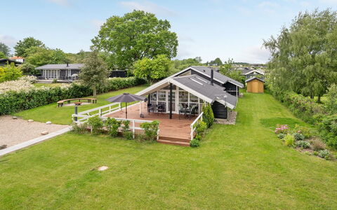 Flicka - 275M from the Sea: Chalet, Domicile, Maison, Toit, Porche, Biens, Siding, Batiments Jardin, Ferme, Cour