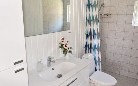 Locan - 1.2Km from the Sea: Salle De Bains, Lavabo, Luminaire Plomberie, Sol, Design Intérieur, Sol, Évier, Armoire De Toilette, Robinet, Plomberie