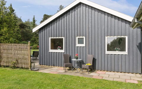 Locan - 1.2Km from the Sea: Bois, Siding, Chalet, Arbuste, Toit, Lot Terre, Domicile, Batiments Jardin, Cabanon, Jardin
