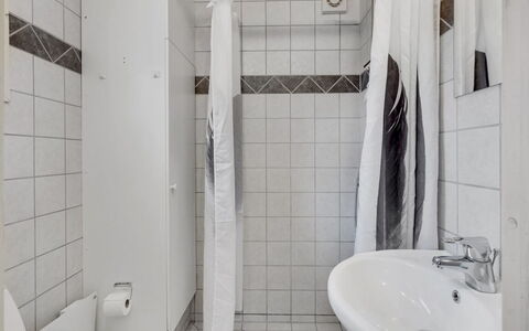 Felisa - 300M from the Sea: Sol, Sol, Design Intérieur, Luminaire Plomberie, Salle De Bains, Plomberie, Pièce, Lavabo, Évier, Toilette
