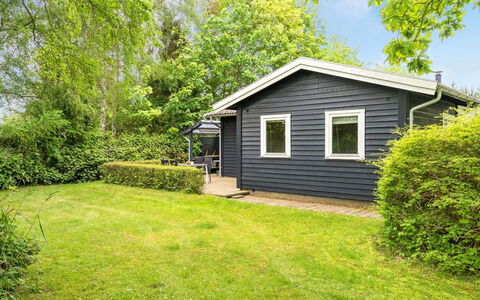 Felisa - 300M from the Sea: Maison, Arbuste, Chalet, Domicile, Siding, Toit, Jardin, Couverture De Sol, Pelouse, Batiments Jardin