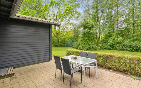 Felisa - 300M from the Sea: Jardin, Couverture De Sol, Ombre, Aménagement Paysager, Arrière-Cour, Mobilier De Jardin, Cour, Pelouse, Siding, Batiments Jardin