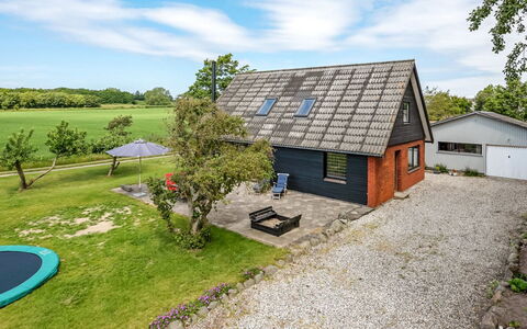 Emin - 100M from the Sea: Herbe, Maison, Toit, Chalet, Domicile, Jardin, Prairie, Pelouse, Batiments Jardin