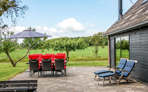 Emin - 100M from the Sea: Meubles, Mobilier De Jardin, Chaise, Lot Terre, Jardin, Pelouse, Ombre, Chalet, Tableau De Plein Air, Cour