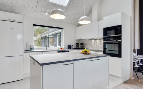 Jorn - 75M from the Sea: Cuisine, Comptoir, Appareil De Cuisine, Design Intérieur, Sol, Plafond, Cabinetry, Principaux Appliance, Luminaire, Électroménager