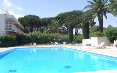 Saint-Tropez 515: L'Eau, Plante, Ciel, Piscine, Bleu Azur, Arbre, Ombre, Herbe, Loisir