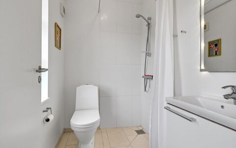 Asmund - 150M from the Sea: Siège De Toilette, Salle De Bains, Toilette, Luminaire Plomberie, Mur, Sol, Sol, Design Intérieur, Évier, Lavabo