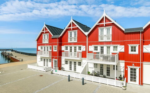 Terina - 5M from the Sea: Toit, Maison, Domicile, Chalet, Siding, Biens, Allée, Batiments Jardin, Cour, Cabanon