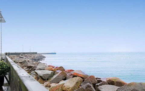 Terina - 5M from the Sea: Toit, Maison, Domicile, Chalet, Siding, Biens, Allée, Batiments Jardin, Cour, Cabanon