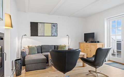 Terina - 5M from the Sea: Toit, Maison, Domicile, Chalet, Siding, Biens, Allée, Batiments Jardin, Cour, Cabanon