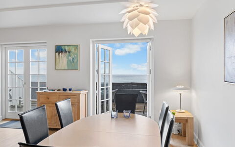 Terina - 5M from the Sea: Toit, Maison, Domicile, Chalet, Siding, Biens, Allée, Batiments Jardin, Cour, Cabanon